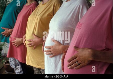 Reihe von Schwangeren, Nahaufnahme der Hände auf den Bauch Stockfoto