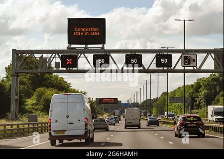 Bristol, England - Juni 2021: Overhead-Gantry auf der Autobahn M4 mit Straßenschildern zur Geschwindigkeitsbegrenzung und einer geschlossenen Spur. Stockfoto