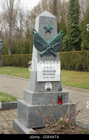 Grab des sowjetischen Leutnants Ivan Gontscharenko im Bereich des sowjetischen Kriegsdenkmals auf dem Friedhof Olšany in Prag, Tschechische Republik. Leutnant der Roten Armee, Ivan Goncharenko (auch als Ivan Gončarenko geschrieben), war Kommandant des ersten sowjetischen Panzers T-34, der am 9. Mai 1945 am Morgen in Prag eindrang. Der Panzer wurde von den Nazi-Deutschen in der Nähe der Manes-Brücke (Mánesův-Brücke) getroffen, und Goncharenko starb im Alter von 24 Jahren und wurde damit der erste und einer der wenigen sowjetischen Soldaten, die während der Befreiung der Hauptstadt der Tschechoslowakei während des Zweiten Weltkriegs in Prag starben Das Grab ist nach den Restaurati abgebildet Stockfoto