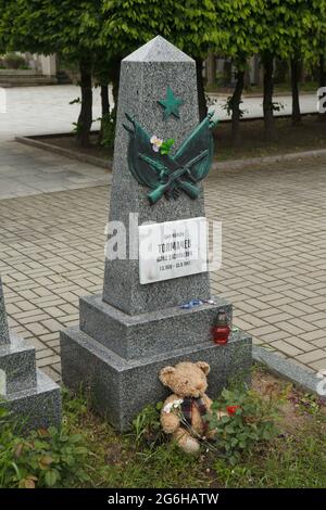 Der Teddybär wurde neben dem Grab des achtjährigen Jungen Yura Tolmachev (auch Jura Tolmačev genannt) im Bereich des sowjetischen Kriegsdenkmals auf dem Friedhof Olšany in Prag, Tschechische Republik, aufgestellt. Er war der Sohn eines sowjetischen Militäroffiziers und besuchte den Zweiten Weltkrieg von Anfang bis Ende zusammen mit seinem Vater. Er starb zwei Jahre nach dem Krieg am 25. August 1947 im Alter von acht Jahren bei einem Autounfall und wurde zusammen mit sowjetischen Soldaten, die im Zweiten Weltkrieg gefallen waren, begraben Das Grab ist nach den Restaurierungsarbeiten, die von Sommer 2020 bis Frühjahr 2021 stattfanden, abgebildet. Stockfoto