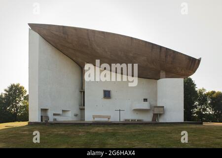 Die Kapelle Notre Dame du Haut wurde vom Schweizer Architekten Le Corbusier (1955) in Ronchamp, Frankreich, entworfen. Ostfassade der Kapelle. Stockfoto