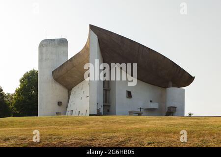 Die Kapelle Notre Dame du Haut wurde vom Schweizer Architekten Le Corbusier (1955) in Ronchamp, Frankreich, entworfen. Süd- und Ostfassaden der Kapelle. Stockfoto