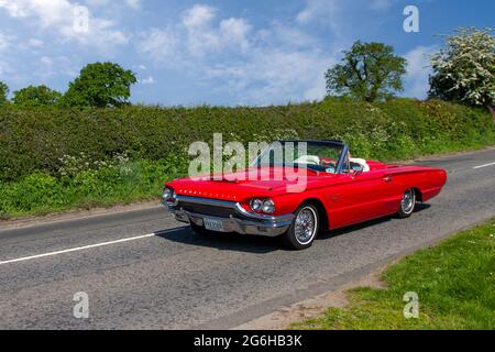 1964 60s American Red Ford Thunderbird 6400cc Benziner Cabrio, auf dem Weg zur Capesthorne Hall classic May Car Show, Ceshire, UK Stockfoto