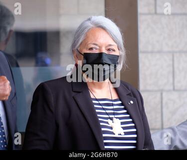 Gatineau, Kanada. Juli 2021. Die neue kanadische Generalgouverneurin Mary Simon verlässt ihre einleitende Pressekonferenz. Der Anführer der Inuk wird als neuer Repräsentant der Königin in Kanada fungieren und damit zum ersten Mal eine indigene Person in Kanada diese Rolle übernommen hat. Kredit: Meanderingemu/Alamy Live Nachrichten Stockfoto