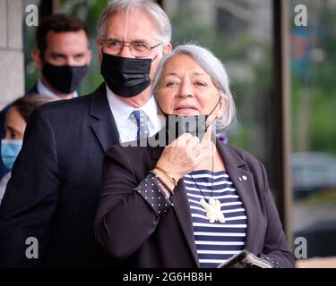 Gatineau, Kanada. Juli 2021. Die neue kanadische Generalgouverneurin Mary Simon dankt den Menschen, die gekommen sind, um ihr zu gratulieren, als sie ihre einleitende Pressekonferenz verlässt. Der Anführer der Inuk wird als neuer Repräsentant der Königin in Kanada fungieren und damit zum ersten Mal eine indigene Person in Kanada diese Rolle übernommen hat. Simons Ehemann Whit Fraser ist mit ihr abgebildet. Kredit: Meanderingemu/Alamy Live Nachrichten Stockfoto