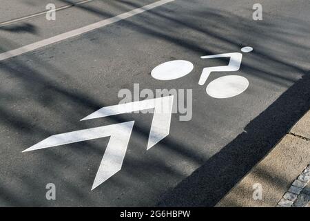 Fahrrad-Schild auf Straßenbelag Radweg in CZ lackiert. Roadway-Teil nur für Radfahrer reserviert Stockfoto