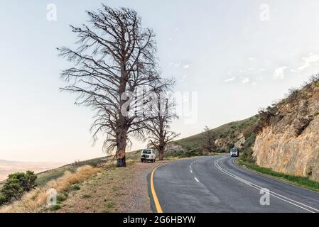 PAARL, SÜDAFRIKA - 20. APRIL 2021: Blick auf den Du Toitskloof Pass auf der Straße R101 in der Nähe von Paarl in der Provinz Western Cape. Fahrzeuge und tote Bäume sind Stockfoto