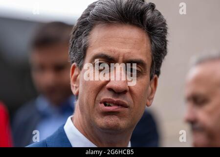 London, Großbritannien. Juli 2021. Die Unite Union organisierte einen Protest und eine Lobby des Parlaments über die vorgeschlagene Schließung des GKN-Werks in Birmingham. Mehrere Labour-Abgeordnete nahmen an der Lobby Teil. Ed Miliband Labour-Abgeordneter für Doncaster North und Schattenminister für Unternehmenskredite: Ian Davidson/Alamy Live News Stockfoto