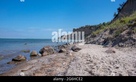 Hiddensee, Deutschland. Juni 2021. Blick auf die steile Küste von Hiddensee. Es liegt im Norden der Insel. Quelle: Stephan Schulz/dpa-Zentralbild/ZB/dpa/Alamy Live News Stockfoto