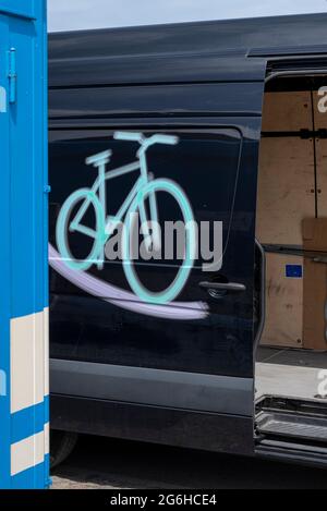 Schaprode, Deutschland. Juni 2021. Ein Fahrrad kann auf einem Van gesehen werden. Quelle: Stephan Schulz/dpa-Zentralbild/ZB/dpa/Alamy Live News Stockfoto