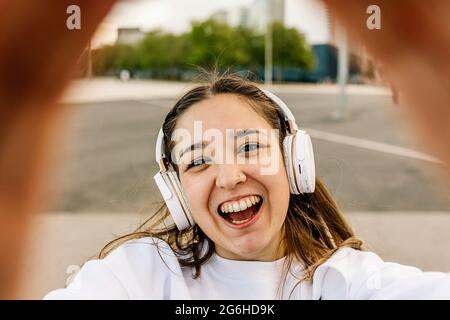 Kurvige junge Frau, die Selfie nimmt Stockfoto