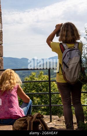 Wanderer auf der Ruine der Burg Ramburg bei Ramberg im Pfälzer Wald Stockfoto