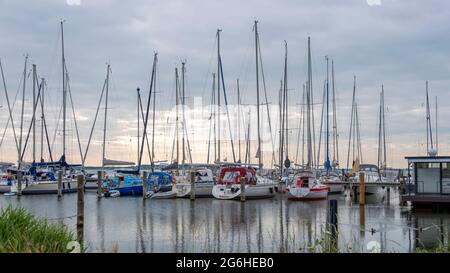 Hiddensee, Deutschland. Juni 2021. Segelboote stehen im Segelhafen Vitte auf der Insel Hiddensee. Quelle: Stephan Schulz/dpa-Zentralbild/ZB/dpa/Alamy Live News Stockfoto