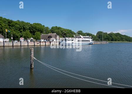 Hiddensee, Deutschland. Juni 2021. Die Fähre Insel Hiddensee liegt im Hafen von Kloster. Quelle: Stephan Schulz/dpa-Zentralbild/ZB/dpa/Alamy Live News Stockfoto