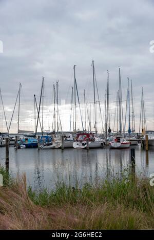 Hiddensee, Deutschland. Juni 2021. Segelboote stehen im Segelhafen Vitte auf der Insel Hiddensee. Quelle: Stephan Schulz/dpa-Zentralbild/ZB/dpa/Alamy Live News Stockfoto