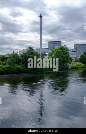 Glasgow, Schottland, Großbritannien. Juli 2021. Wetter in Großbritannien. Ein Ruderer auf dem Fluss Clyde mit der Strathclyde Distillery im Hintergrund. Kredit: Skully/Alamy Live Nachrichten Stockfoto