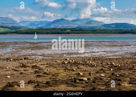 Ebbe auf der Menai Strait mit den Snowdonia Mountains im Hintergrund, Anglesey, Nordwales Stockfoto