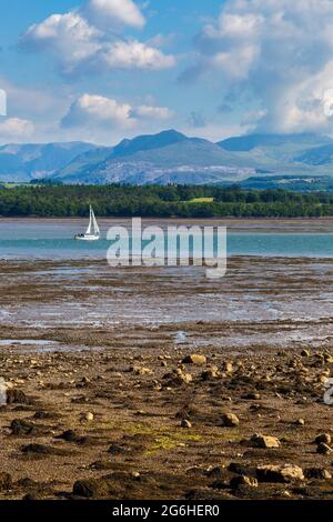 Ebbe auf der Menai Strait mit den Snowdonia Mountains im Hintergrund, Anglesey, Nordwales Stockfoto