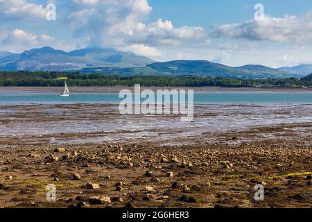 Ebbe auf der Menai Strait mit den Snowdonia Mountains im Hintergrund, Anglesey, Nordwales Stockfoto