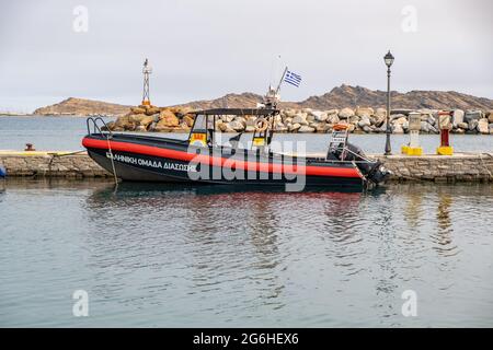 Insel Paros, Kykladen, Griechenland. 20.Mai 2021. Festgemacht schwarz orange aufblasbares Boot des griechischen Rettungsteams auf Marine in blau ruhigen Meer. Rettungsboot für Emerge Stockfoto