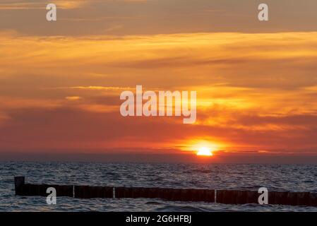 25. Juni 2021, Mecklenburg-Vorpommern, Hiddensee: Der Himmel wird bei Sonnenuntergang an der Ostsee feuerrot. Foto: Stephan Schulz/dpa-Zentralbild/ZB Stockfoto