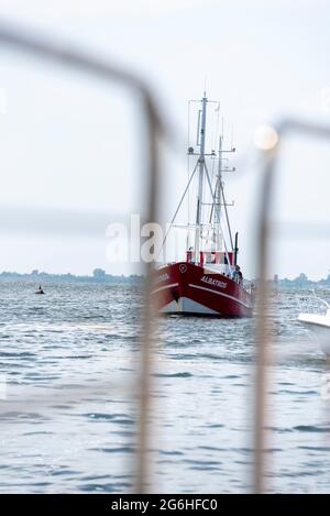 25. Juni 2021, Mecklenburg-Vorpommern, Schaprode: Die Albatros gelangt in den Hafen von Schaprode. Das Schiff fährt täglich mit Touristen in die Ostsee zum Tiefseefischen. Foto: Stephan Schulz/dpa-Zentralbild/ZB Stockfoto