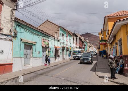 POTOSI, BOLIVIEN - 18. APRIL 2015: Blick auf einen Verkehr auf einer Straße in einem historischen Zentrum von Potosi, Bolivien. Stockfoto