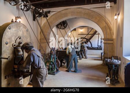 POTOSI, BOLIVIEN - 18. APRIL 2015: Innenraum einer historischen Münzstätte Casa Nacional de Moneda in Potosi, Bolivien. Ausstellung von Münzmaschinen. Stockfoto