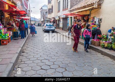 POTOSI, BOLIVIEN - 18. APRIL 2015: Blick auf einen Verkehr auf einer Straße in einem historischen Zentrum von Potosi, Bolivien. Stockfoto