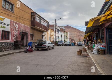 POTOSI, BOLIVIEN - 18. APRIL 2015: Blick auf eine Straße in einem historischen Zentrum von Potosi, Bolivien. Stockfoto