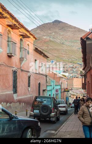 POTOSI, BOLIVIEN - 18. APRIL 2015: Blick auf einen Verkehr auf einer Straße in einem historischen Zentrum von Potosi, Bolivien. Cerro Rico (Rich Mountain) im Hintergrund. Stockfoto