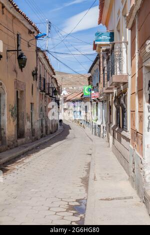 POTOSI, BOLIVIEN - 19. APRIL 2015: Blick auf eine Straße in einem historischen Zentrum von Potosi, Bolivien. Stockfoto