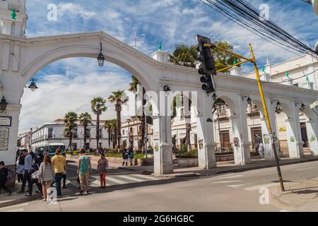 SUCRE, BOLIVIEN - 21. APRIL 2015: Weiß getünchte Bögen in der Nähe der Kirche von San Francisco in Sucre, Bolivien Stockfoto