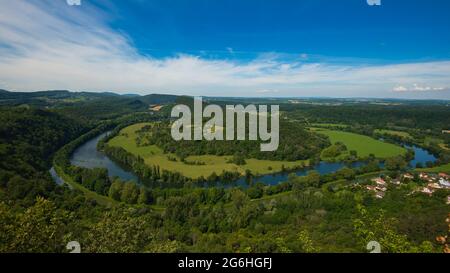 Blick auf den Fluss Loue von der roche du valmy in der doubs-Region in frankreich Stockfoto