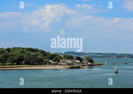 Die Cremyll Ferry entlädt Passagiere in Cremyll/ . Die Passagierfähre bietet das ganze Jahr über einen Liniendienst zwischen Devon und Cornwall an, der Pl Stockfoto