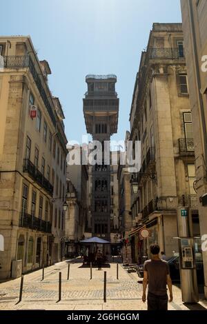 Lissabon, Portugal - 25-06-2021: Vertikale Ansicht des Santa Justa Lifts auch Carmo Lift genannt, ein beliebtes Wahrzeichen und Touristenattraktion des Stadtkents Stockfoto