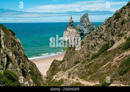 Panoramablick auf den berühmten Strand Praia da Ursa in Portugal in Sintra, einem spektakulären felsigen Strand inmitten von Klippen am Atlantischen Ozean Stockfoto