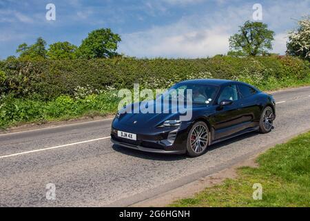 2020 Porsche Taycan 4S 93Kwh 2dr Coupé; Porsche E-Sportwagen auf dem Weg zur Capesthorne Hall Classic Car Show im Mai, Cheshire, Großbritannien Stockfoto