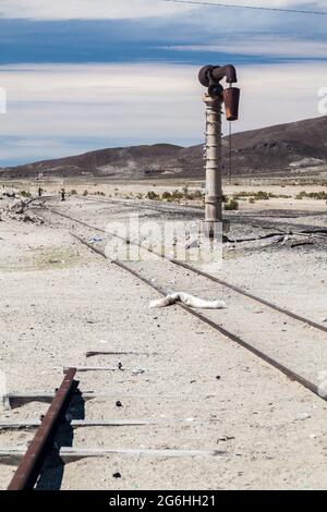 Eisenbahnstrecke von Bolivien nach Chile in einem kleinen Dorf Julaca, Bolivien. Dieses Dorf liegt in einer Wüste im Südwesten Boliviens in der Nähe von Salz Stockfoto