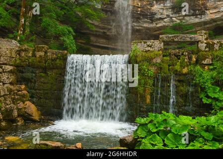 Wunderschöne Wasserfälle von Herisson im französischen jura Stockfoto