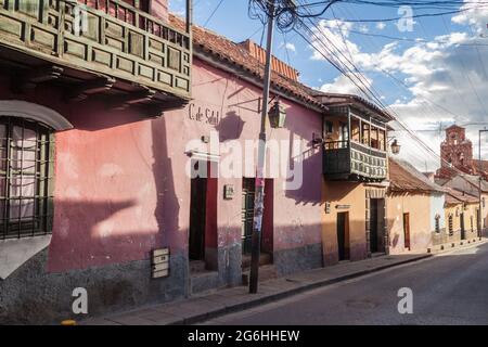 POTOSI, BOLIVIEN - 18. APRIL 2015: Blick auf eine Straße in einem historischen Zentrum von Potosi, Bolivien. Stockfoto