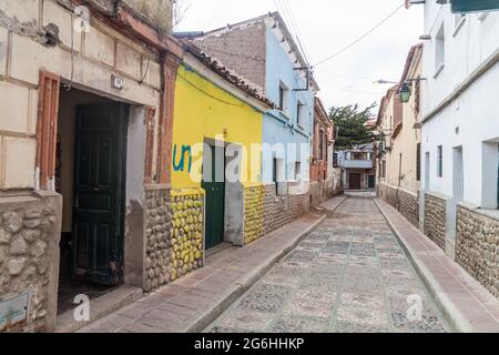 POTOSI, BOLIVIEN - 19. APRIL 2015: Blick auf eine Straße in einem historischen Zentrum von Potosi, Bolivien. Stockfoto