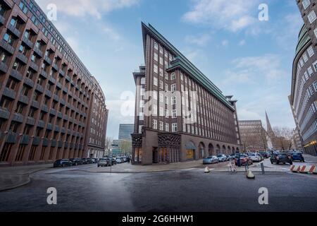 Straße in der Innenstadt von Hamburg und Chilehaus Gebäude - Hamburg, Deutschland Stockfoto