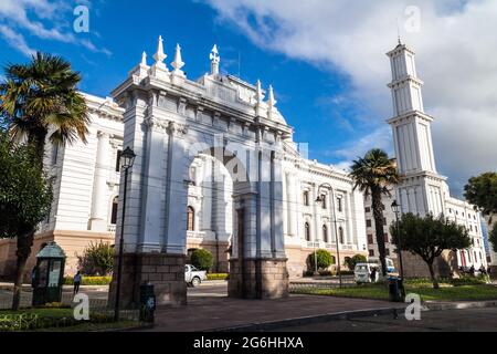 SUCRE, BOLIVIEN - 21. APRIL 2015: Gebäude des Obersten Gerichtshofs in Sucre, der Hauptstadt Boliviens. Stockfoto