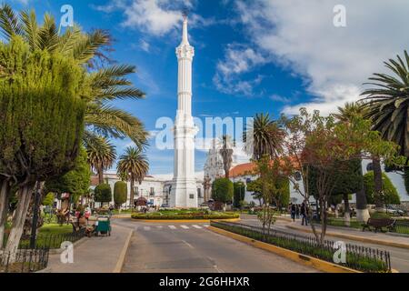 SUCRE, BOLIVIEN - 21. APRIL 2015: Obelisk of Freedom Tower Monument in Sucre, der Hauptstadt Boliviens. Stockfoto