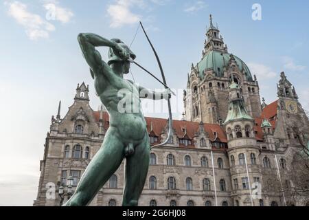 Bogenschützenskulptur vor dem Neuen Rathaus von Hannover - Hannover, Deutschland Stockfoto