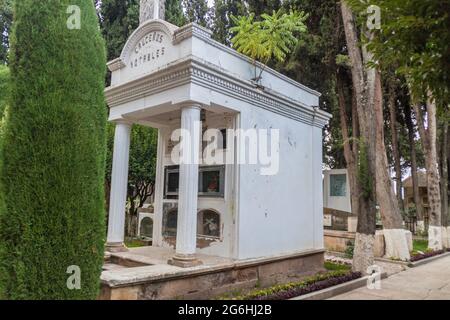 SUCRE, BOLIVIEN - 21. APRIL 2015: Grab auf dem städtischen Friedhof von Cementerio in Sucre, Bolivien Stockfoto