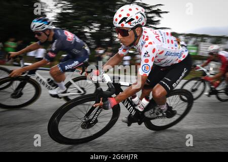 Die kolumbianische Nairo Quintana vom Team ARKEA Samsic wurde während der Etappe 10 der 108. Ausgabe des Radrennens der Tour de France, 190,7 km entfernt, in Aktion gezeigt Stockfoto