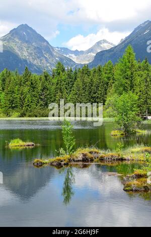 Landschaft in der Hohen Tatra mit dem See Nove Strbske bei Strbske pleso, umgeben von Bäumen und Wald. Berge im Hintergrund. Slowakei. Stockfoto