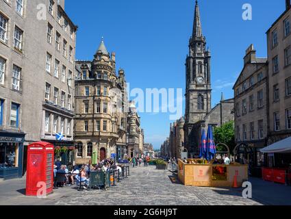 Bars und Restaurants an der Royal Mile, Edinburgh, Schottland, Großbritannien Stockfoto